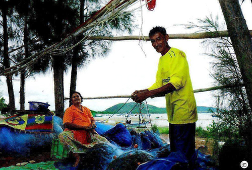 ใต้เงาฝนต่อหน้าทะเลและผู้คน ประจวบคีรีขันธ์ ใต้เงาฝนต่อหน้าทะเลและผู้คน ประจวบคีรีขันธ์