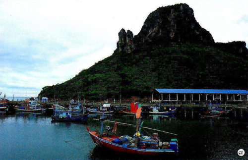 ใต้เงาฝนต่อหน้าทะเลและผู้คน ประจวบคีรีขันธ์ ใต้เงาฝนต่อหน้าทะเลและผู้คน ประจวบคีรีขันธ์