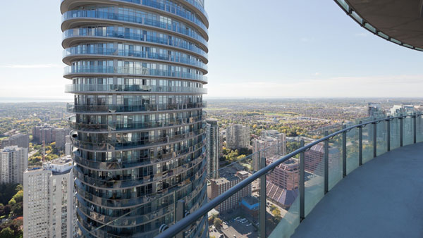 ตึกเกลียวคู่สูงเสียดฟ้า แห่งเมืองโตรอนโต