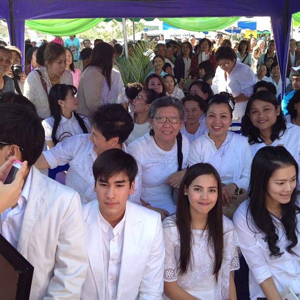 แฟนคลับฟิน! ณเดชน์ - ญ่าญ่า ร่วมพิธีบรรจุพระบรมสารีริกธาตุ พร้อมคุณแม่