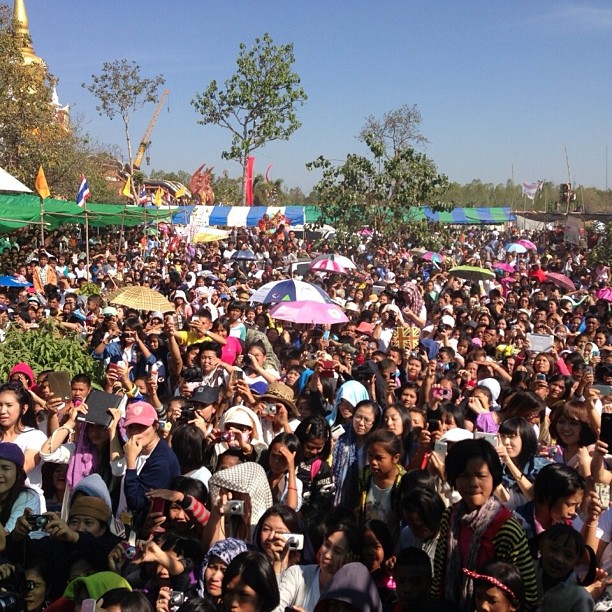 แฟนคลับฟิน! ณเดชน์ - ญ่าญ่า ร่วมพิธีบรรจุพระบรมสารีริกธาตุ พร้อมคุณแม่