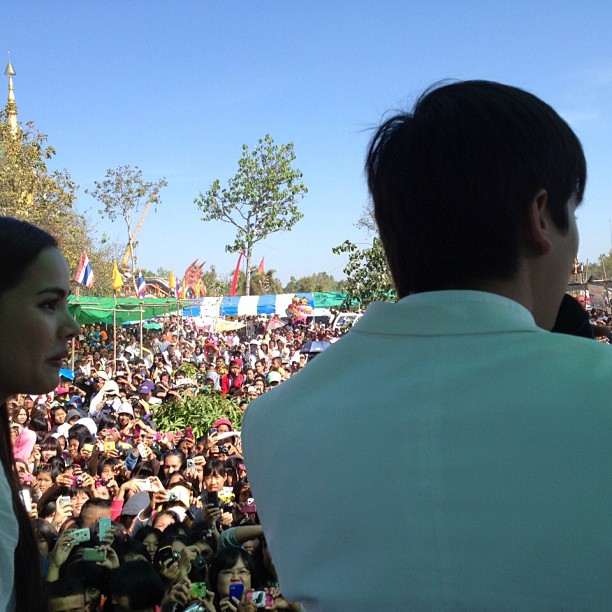 แฟนคลับฟิน! ณเดชน์ - ญ่าญ่า ร่วมพิธีบรรจุพระบรมสารีริกธาตุ พร้อมคุณแม่