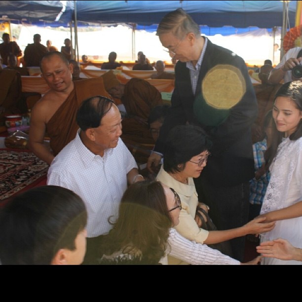แฟนคลับฟิน! ณเดชน์ - ญ่าญ่า ร่วมพิธีบรรจุพระบรมสารีริกธาตุ พร้อมคุณแม่