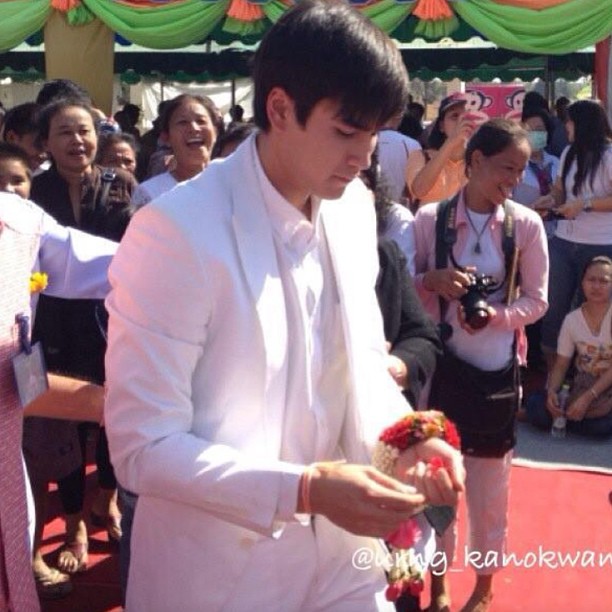 แฟนคลับฟิน! ณเดชน์ - ญ่าญ่า ร่วมพิธีบรรจุพระบรมสารีริกธาตุ พร้อมคุณแม่