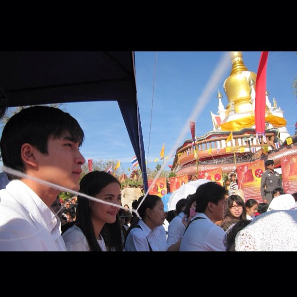 แฟนคลับฟิน! ณเดชน์ - ญ่าญ่า ร่วมพิธีบรรจุพระบรมสารีริกธาตุ พร้อมคุณแม่
