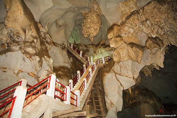 ท่องเที่ยวไทย เยือนถ้ำเมืองออน ชมหินงาม สักการะพระธาตุนมผา ท่องเที่ยวไทย เยือนถ้ำเมืองออน ชมหินงาม สักการะพระธาตุนมผา