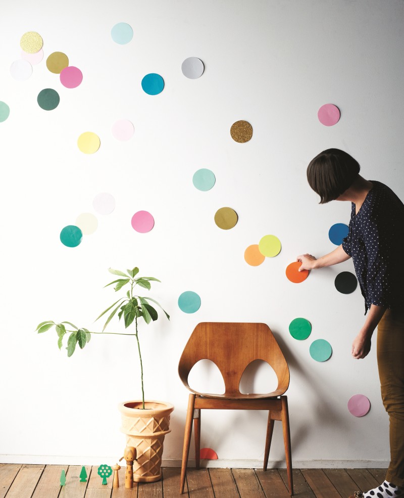 DIY ผนังลายจุด จากกระดาษหลากสีสัน DIY ผนังลายจุด จากกระดาษหลากสีสัน