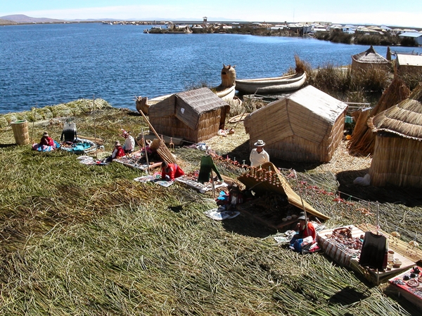 เกาะอูรอส เกาะที่สร้างจากฝีมือมนุษย์ เกาะอูรอส เกาะที่สร้างจากฝีมือมนุษย์