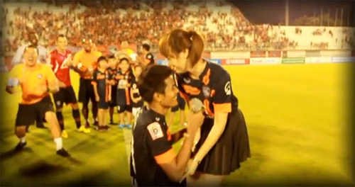 สุชนม์ขอแฟนแต่งงาน กลางสนาม สุชนม์ขอแฟนแต่งงาน กลางสนาม