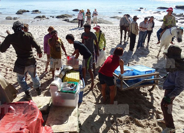 คืนความสวยหาดหัวหิน สั่งรื้อ 22 ร้านค้า ลุกร้ำชายหาด คืนความสวยหาดหัวหิน สั่งรื้อ 22 ร้านค้า ลุกร้ำชายหาด