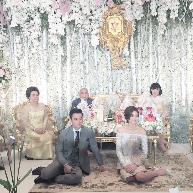 งานแต่งชมพู่ อารยา น็อต วิศรุต กับขบวนขันหมากอลังการดาวล้านดวง ! งานแต่งชมพู่ อารยา น็อต วิศรุต กับขบวนขันหมากอลังการดาวล้านดวง !