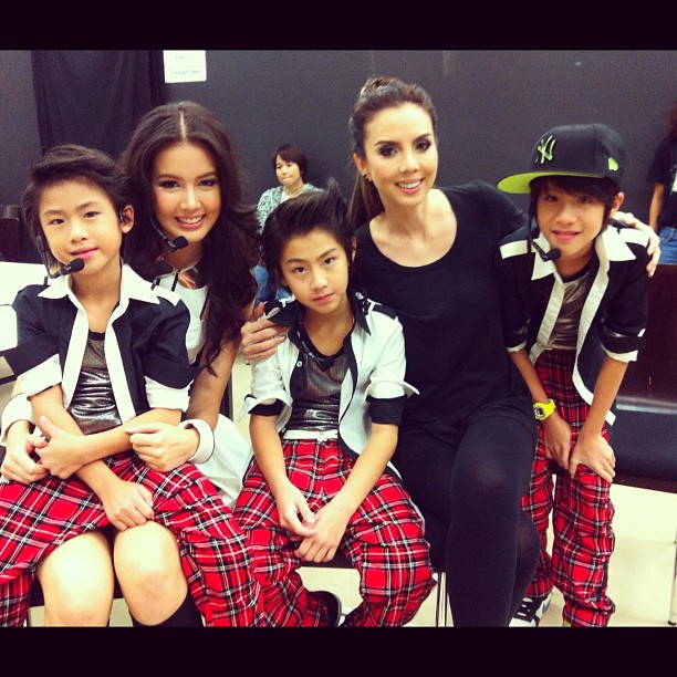 เจด้า และน้อง ๆ ในคอนเสิร์ตครบรอบ 20 ปี เจ เจตริน วรรธนะสิน เจด้า และน้อง ๆ ในคอนเสิร์ตครบรอบ 20 ปี เจ เจตริน วรรธนะสิน