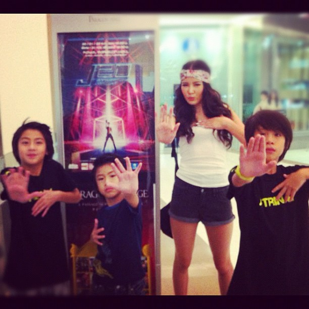 เจด้า และน้อง ๆ ในคอนเสิร์ตครบรอบ 20 ปี เจ เจตริน วรรธนะสิน เจด้า และน้อง ๆ ในคอนเสิร์ตครบรอบ 20 ปี เจ เจตริน วรรธนะสิน