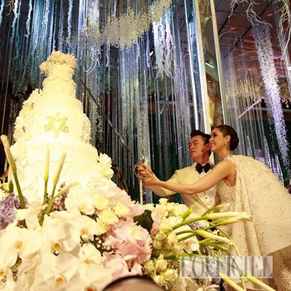 ชุดแต่งงานชมพู่ คืนฉลองวิวาห์ รวม 3 ชุด ราคาเหยียบ 10 ล้าน ชุดแต่งงานชมพู่ คืนฉลองวิวาห์ รวม 3 ชุด ราคาเหยียบ 10 ล้าน