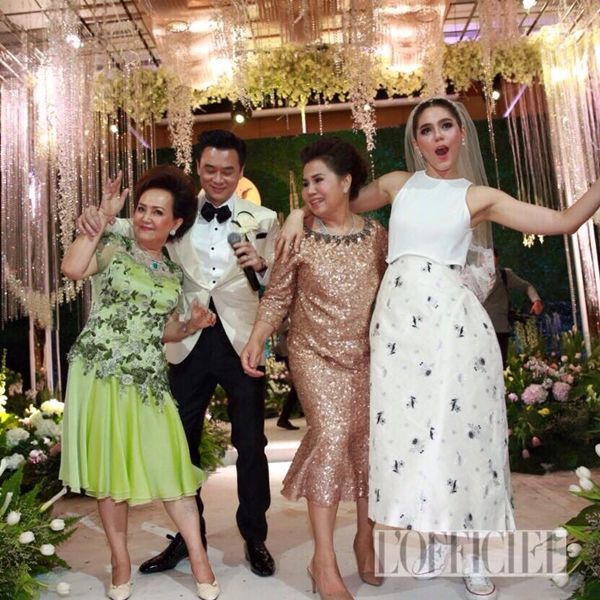 ชุดแต่งงานชมพู่ คืนฉลองวิวาห์ รวม 3 ชุด ราคาเหยียบ 10 ล้าน ชุดแต่งงานชมพู่ คืนฉลองวิวาห์ รวม 3 ชุด ราคาเหยียบ 10 ล้าน