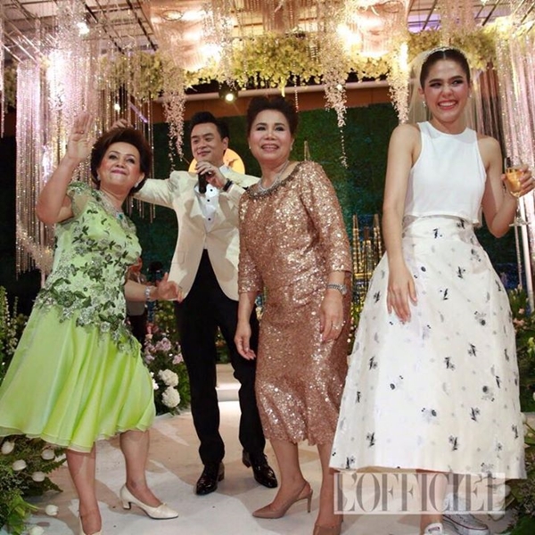 ชุดแต่งงานชมพู่ คืนฉลองวิวาห์ รวม 3 ชุด ราคาเหยียบ 10 ล้าน ชุดแต่งงานชมพู่ คืนฉลองวิวาห์ รวม 3 ชุด ราคาเหยียบ 10 ล้าน
