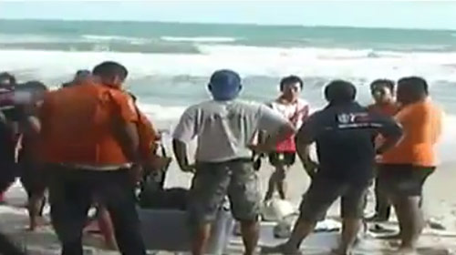 เด็กวัย 13 ถูกคลื่นซัดที่หาดแม่พิมพ์ จมหายต่อหน้าเพื่อน เด็กวัย 13 ถูกคลื่นซัดที่หาดแม่พิมพ์ จมหายต่อหน้าเพื่อน