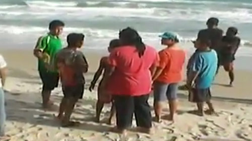 เด็กวัย 13 ถูกคลื่นซัดที่หาดแม่พิมพ์ จมหายต่อหน้าเพื่อน เด็กวัย 13 ถูกคลื่นซัดที่หาดแม่พิมพ์ จมหายต่อหน้าเพื่อน