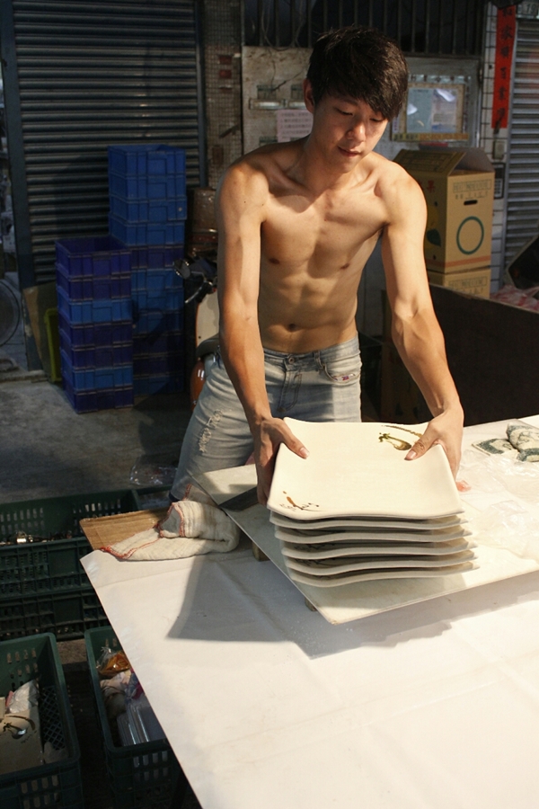 แชร์สนั่น พ่อค้าขายขนมหล่อแซ่บ อวดซิกแพคกล้ามล่ำ ฉายา ทาเคชิ 2 แชร์สนั่น พ่อค้าขายขนมหล่อแซ่บ อวดซิกแพคกล้ามล่ำ ฉายา ทาเคชิ 2