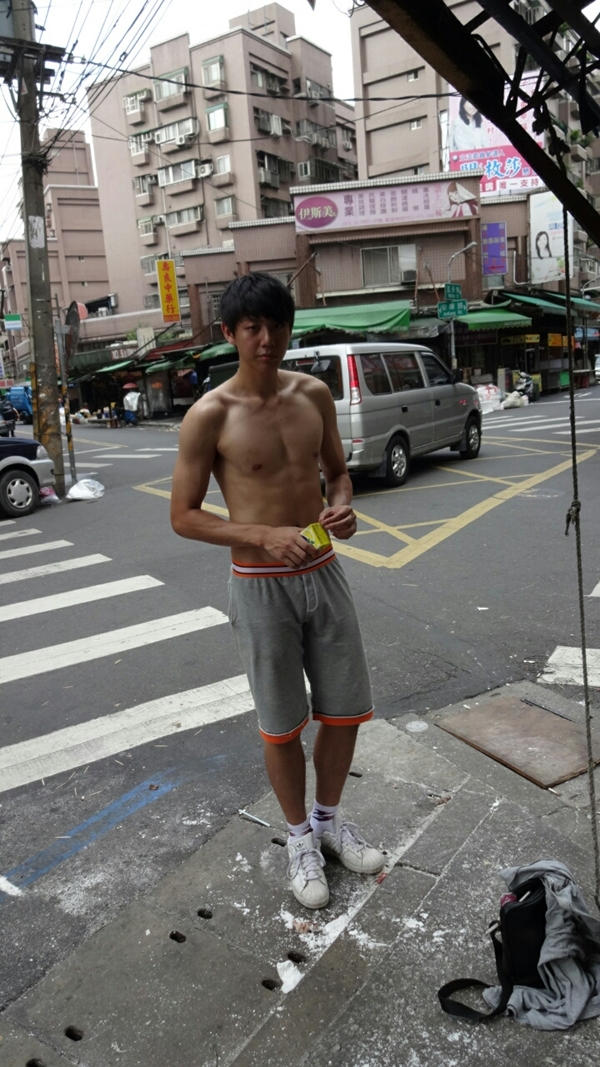 แชร์สนั่น พ่อค้าขายขนมหล่อแซ่บ อวดซิกแพคกล้ามล่ำ ฉายา ทาเคชิ 2 แชร์สนั่น พ่อค้าขายขนมหล่อแซ่บ อวดซิกแพคกล้ามล่ำ ฉายา ทาเคชิ 2