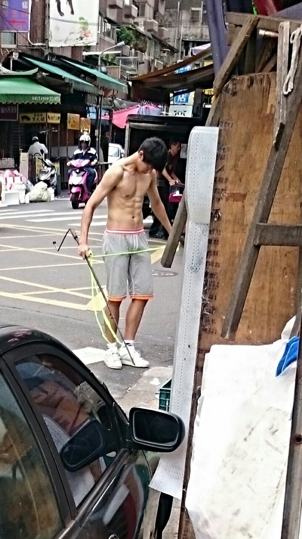 แชร์สนั่น พ่อค้าขายขนมหล่อแซ่บ อวดซิกแพคกล้ามล่ำ ฉายา ทาเคชิ 2 แชร์สนั่น พ่อค้าขายขนมหล่อแซ่บ อวดซิกแพคกล้ามล่ำ ฉายา ทาเคชิ 2