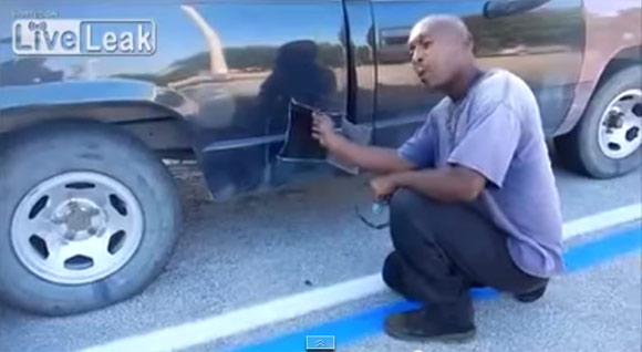 ชายฟลอริดาลงทุนตัดรถ ช่วยเหมียวน้อยที่ติดอยู่ข้างใน ชายฟลอริดาลงทุนตัดรถ ช่วยเหมียวน้อยที่ติดอยู่ข้างใน