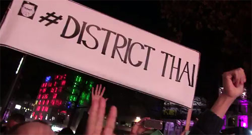 คนไทยต้านรัฐประหารโผล่ชูป้าย District Thai ในงานฉาย Hunger Games รอบปฐมทัศน์