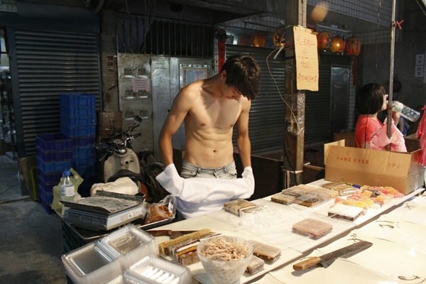 แชร์สนั่น พ่อค้าขายขนมหล่อแซ่บ อวดซิกแพคกล้ามล่ำ ฉายา ทาเคชิ 2 แชร์สนั่น พ่อค้าขายขนมหล่อแซ่บ อวดซิกแพคกล้ามล่ำ ฉายา ทาเคชิ 2