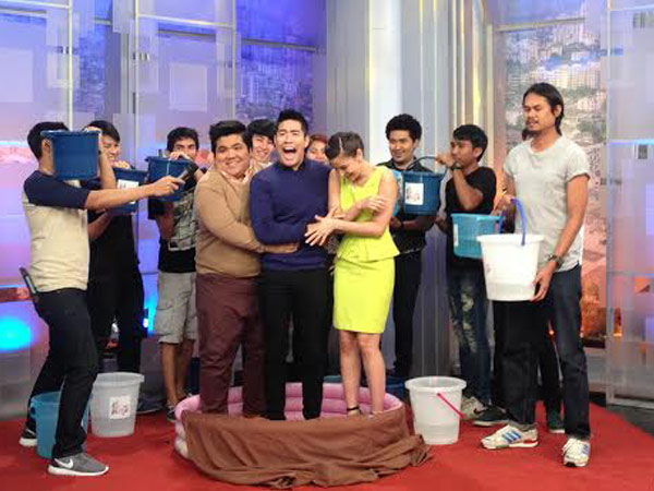 วู้ดดี้ รับคำท้า ice bucket challenge ในรายการตื่นมาคุย วู้ดดี้ รับคำท้า ice bucket challenge ในรายการตื่นมาคุย