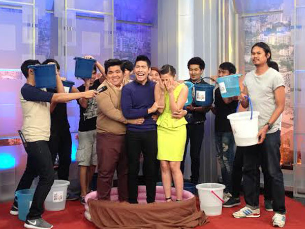 วู้ดดี้ รับคำท้า ice bucket challenge ในรายการตื่นมาคุย วู้ดดี้ รับคำท้า ice bucket challenge ในรายการตื่นมาคุย