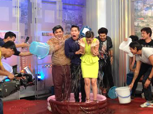 วู้ดดี้ รับคำท้า ice bucket challenge ในรายการตื่นมาคุย วู้ดดี้ รับคำท้า ice bucket challenge ในรายการตื่นมาคุย