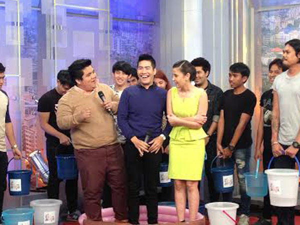 วู้ดดี้ รับคำท้า ice bucket challenge ในรายการตื่นมาคุย วู้ดดี้ รับคำท้า ice bucket challenge ในรายการตื่นมาคุย