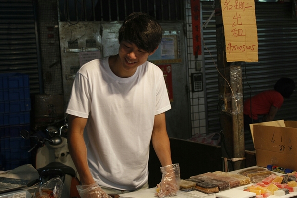 แชร์สนั่น พ่อค้าขายขนมหล่อแซ่บ อวดซิกแพคกล้ามล่ำ ฉายา ทาเคชิ 2 แชร์สนั่น พ่อค้าขายขนมหล่อแซ่บ อวดซิกแพคกล้ามล่ำ ฉายา ทาเคชิ 2