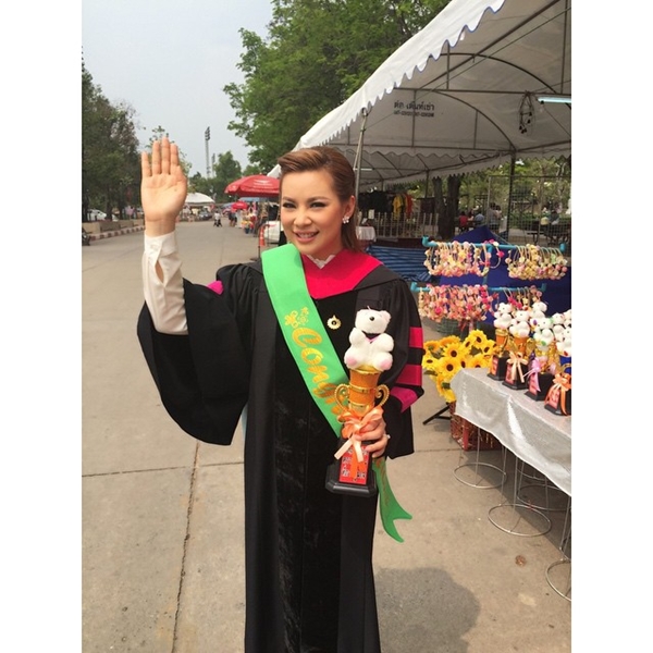 บุ๋ม ปนัดดา รับปริญญา ม.รังสิต เป็นดอกเตอร์แล้วจ้า บุ๋ม ปนัดดา รับปริญญา ม.รังสิต เป็นดอกเตอร์แล้วจ้า