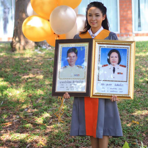สุดสะเทือนใจ ภาพแห่งความสำเร็จของลูก..ในวันที่ไร้เงาพ่อแม่ สุดสะเทือนใจ ภาพแห่งความสำเร็จของลูก..ในวันที่ไร้เงาพ่อแม่
