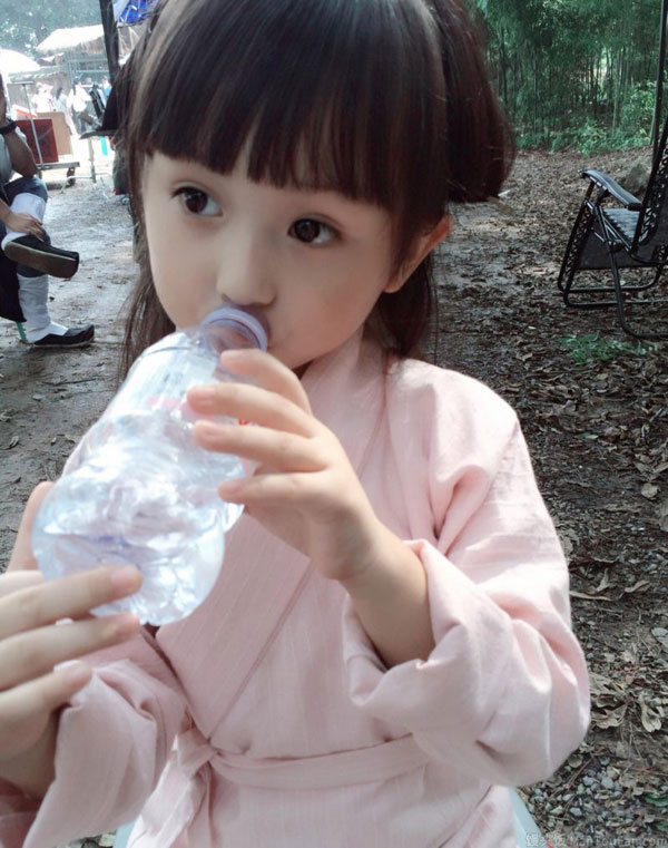 หลิวฉู่เถียน วัย 5 ขวบ อวดเสน่ห์แสนน่ารักในชุดจีนโบราณ หลิวฉู่เถียน วัย 5 ขวบ อวดเสน่ห์แสนน่ารักในชุดจีนโบราณ