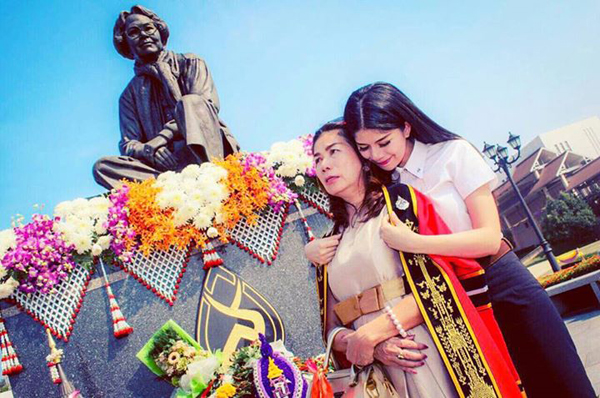 ถ้อยคำของบัณฑิตสาวที่บอกกับแม่ในวันรับปริญญา... ไม่มีแม่..ครุยลูกไม่มี  ถ้อยคำของบัณฑิตสาวที่บอกกับแม่ในวันรับปริญญา... ไม่มีแม่..ครุยลูกไม่มี