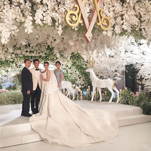 ชุดแต่งงานชมพู่ คืนฉลองวิวาห์ รวม 3 ชุด ราคาเหยียบ 10 ล้าน ชุดแต่งงานชมพู่ คืนฉลองวิวาห์ รวม 3 ชุด ราคาเหยียบ 10 ล้าน