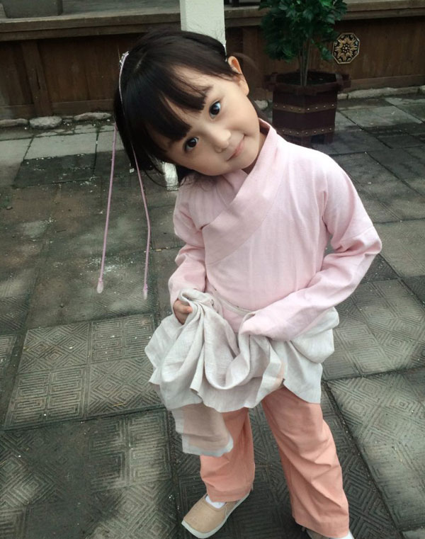หลิวฉู่เถียน วัย 5 ขวบ อวดเสน่ห์แสนน่ารักในชุดจีนโบราณ หลิวฉู่เถียน วัย 5 ขวบ อวดเสน่ห์แสนน่ารักในชุดจีนโบราณ
