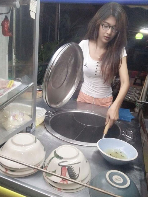 น้องม๊อบ แม่ค้าก๋วยเตี๋ยวเฉลย หนูไม่ใช่สาวแท้ ! น้องม๊อบ แม่ค้าก๋วยเตี๋ยวเฉลย หนูไม่ใช่สาวแท้ !