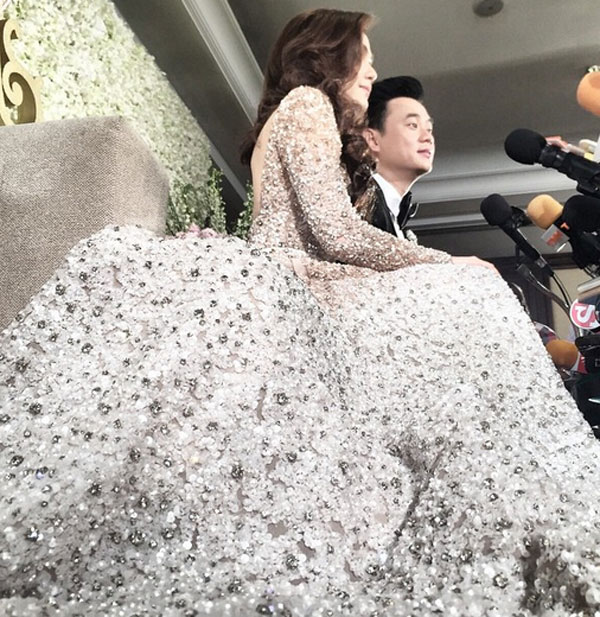 เปิดคอลเลคชั่นแบรนด์หรูระดับโลก ชุดเจ้าสาว 108 ล้าน ชมพู่ อารยา เปิดคอลเลคชั่นแบรนด์หรูระดับโลก ชุดเจ้าสาว 108 ล้าน ชมพู่ อารยา