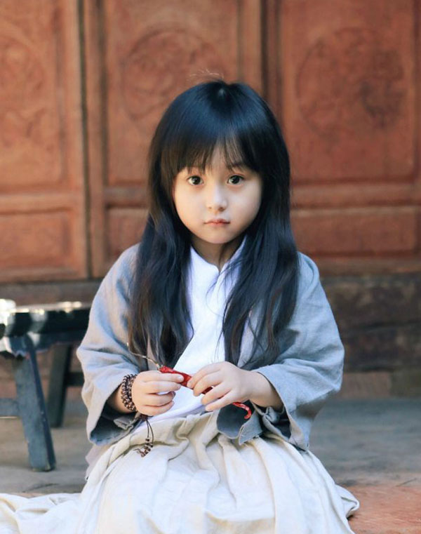 หลิวฉู่เถียน วัย 5 ขวบ อวดเสน่ห์แสนน่ารักในชุดจีนโบราณ หลิวฉู่เถียน วัย 5 ขวบ อวดเสน่ห์แสนน่ารักในชุดจีนโบราณ