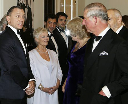 พูดคุยทักทายกับนักแสดง