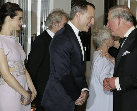 พูดคุยทักทายกับนักแสดง