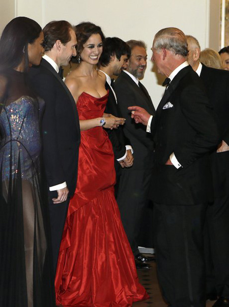 พูดคุยทักทายกับนักแสดง