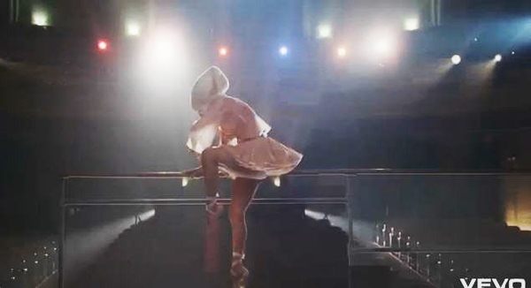 รองเท้าเลดี้กาก้า