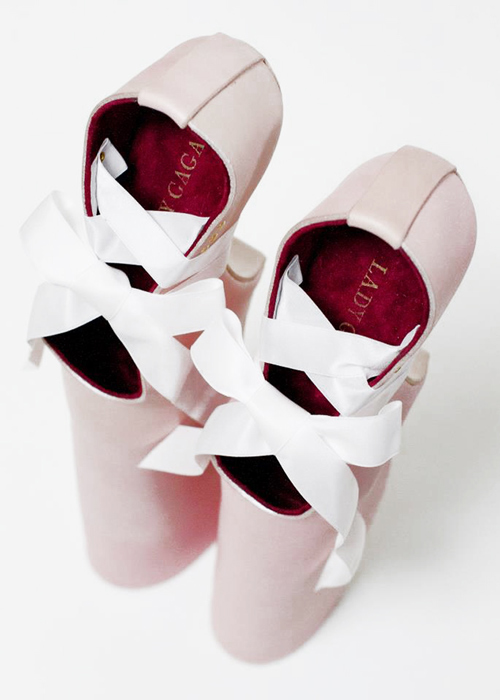 รองเท้าเลดี้กาก้า