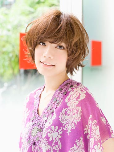 ผมสั้นดัดลอน