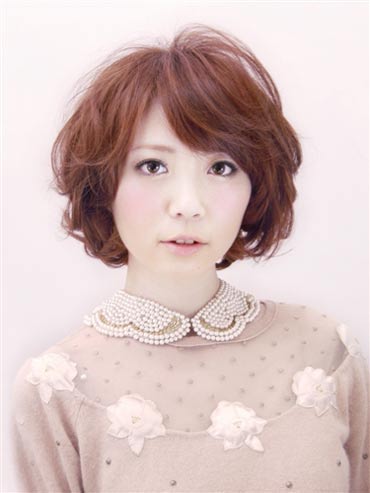 ผมสั้นดัดลอน