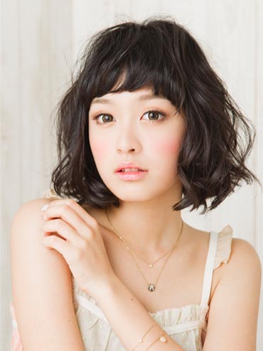 ผมสั้นดัดลอน